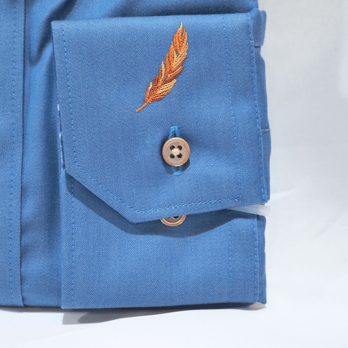 左カフスフェザー刺繍 長袖デニムシャツ｜ブルー・M