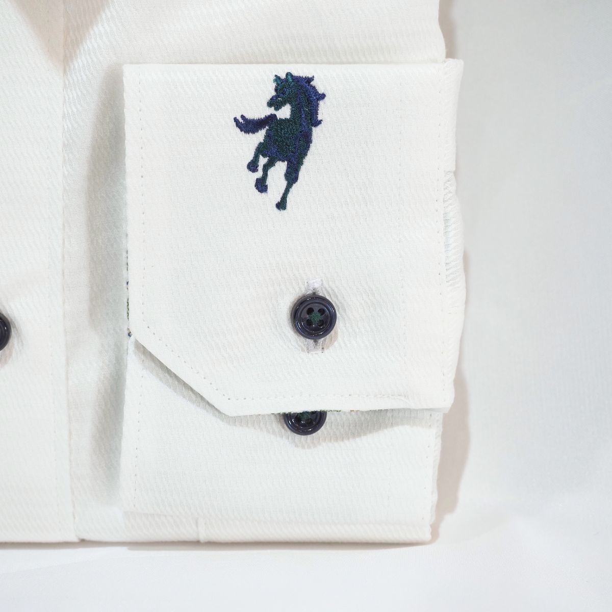 左カフスホース刺繍 長袖シャツ｜ホワイト・LL