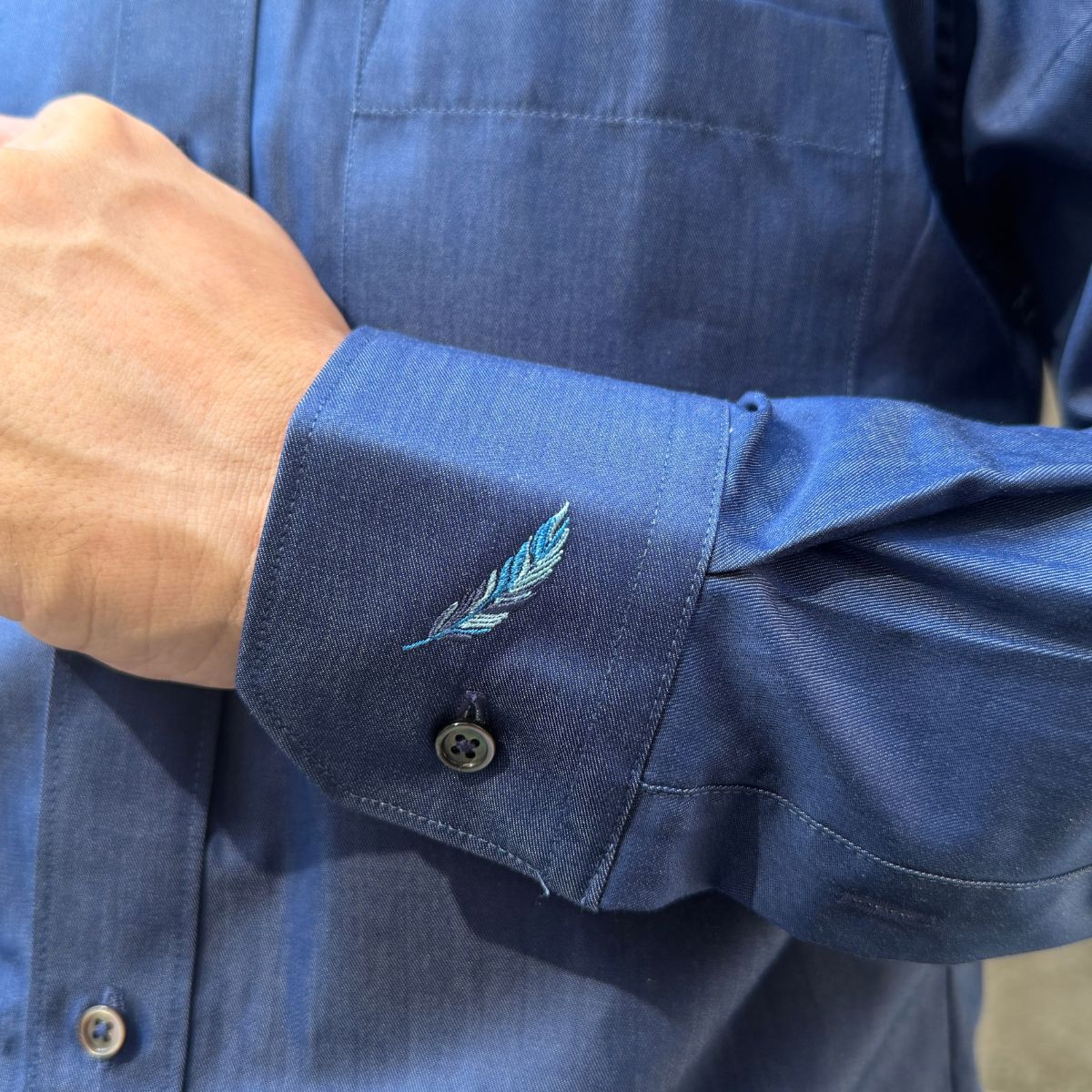 左カフスフェザー刺繍 長袖デニムシャツ｜インディゴブルー・LL