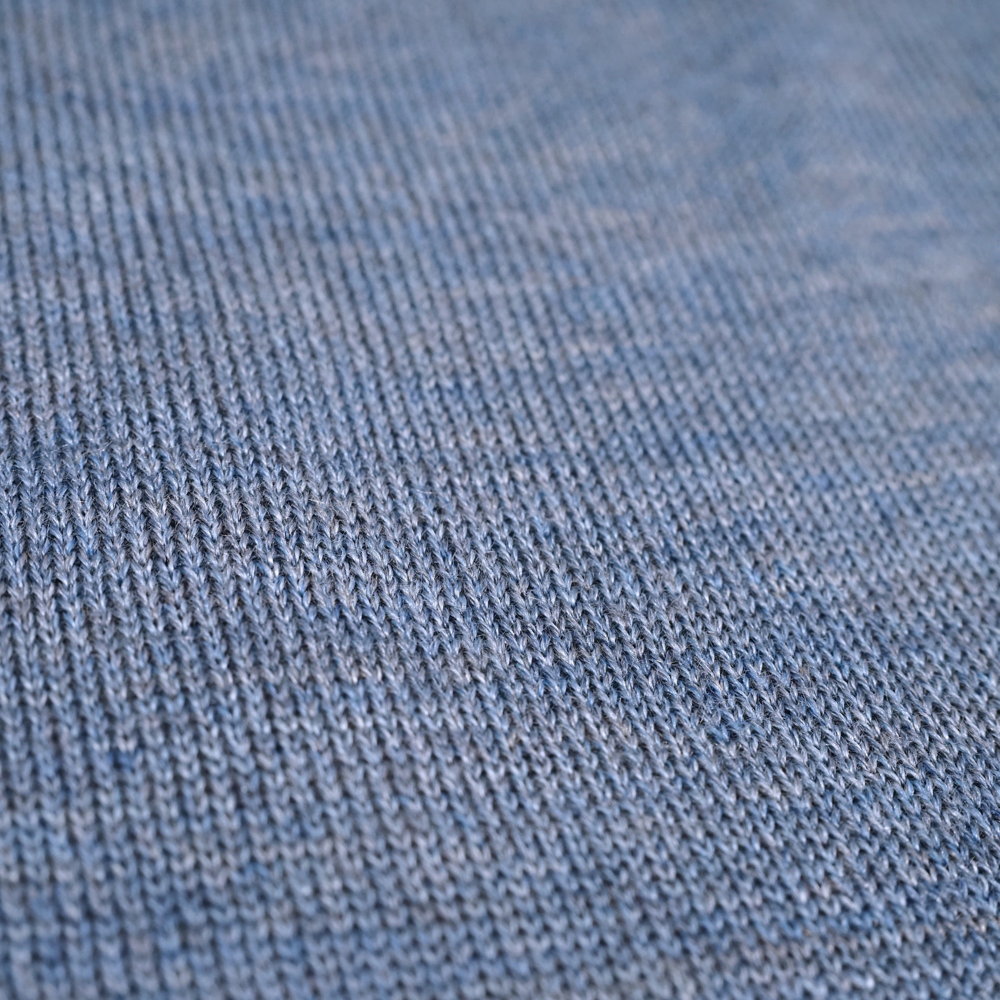 ヘラジカ刺繍 オリジナルタートルネックニット｜ブルーグレー・LL