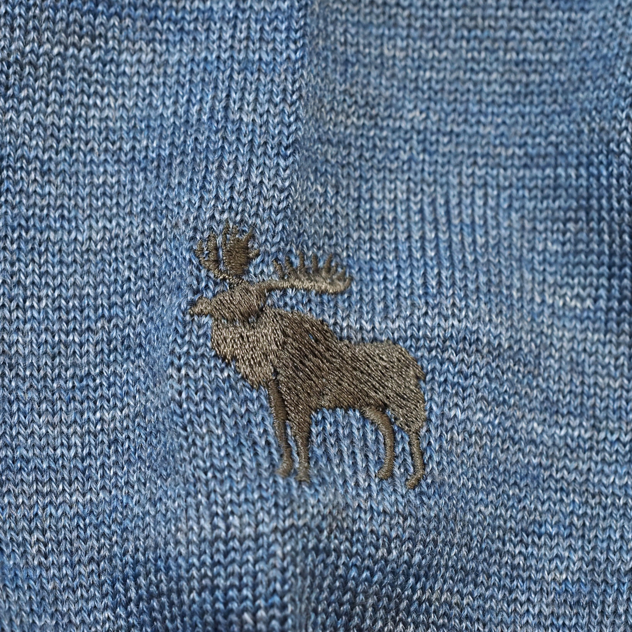 ヘラジカ刺繍 オリジナルモックネックニット｜ブルーグレー・L