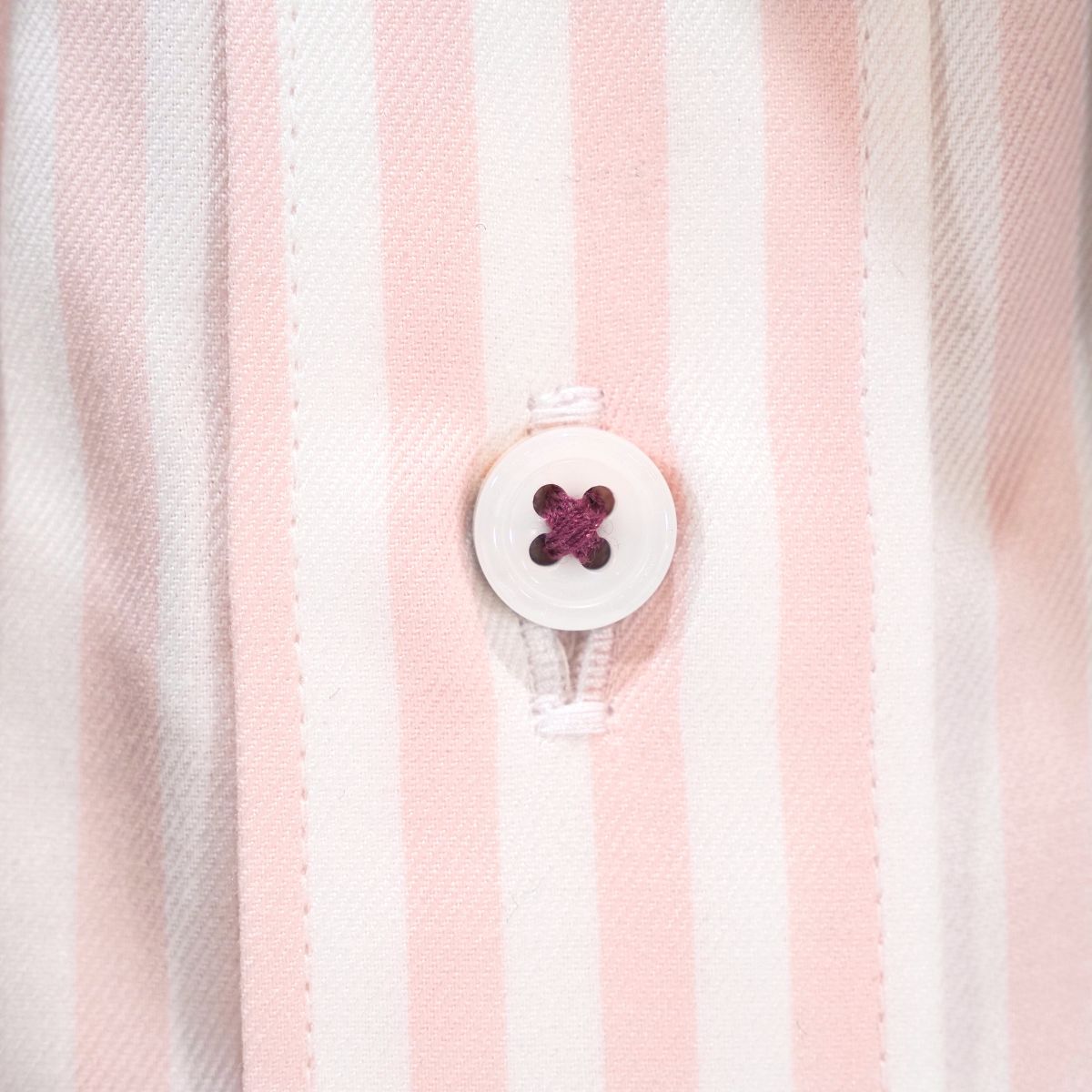 左カフス蝶刺繍 長袖シャツ｜ピンク×白・M