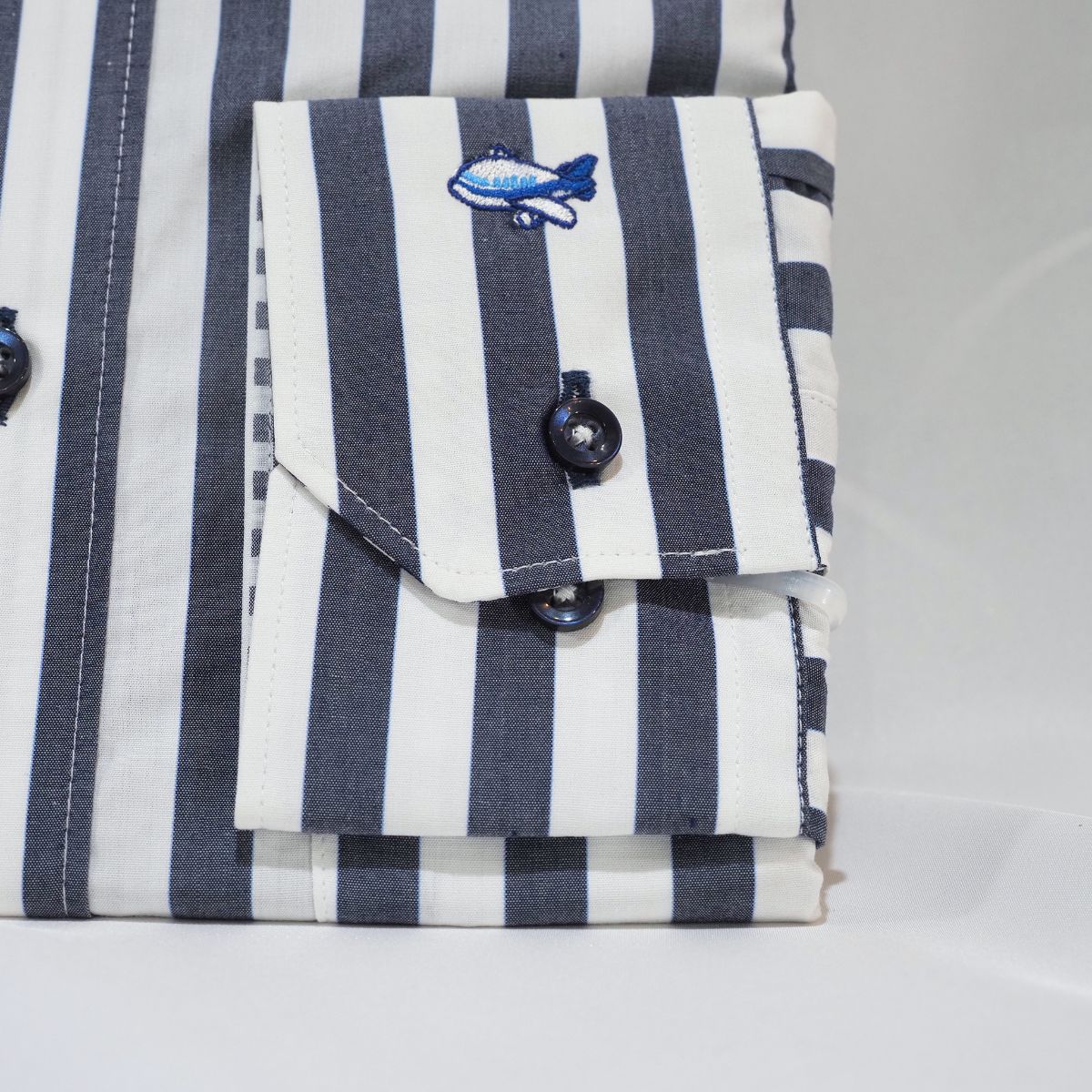 左カフス飛行機刺繍 長袖シャツ｜白×ネイビー・M