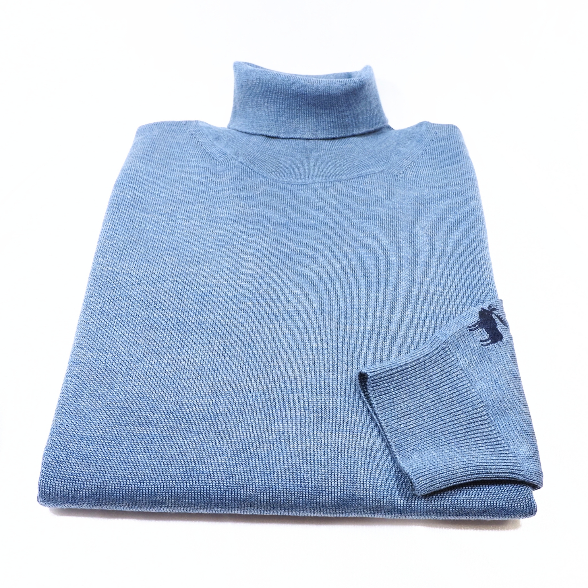 ヘラジカ刺繍 オリジナルタートルネックニット｜ブルーグレー・LL