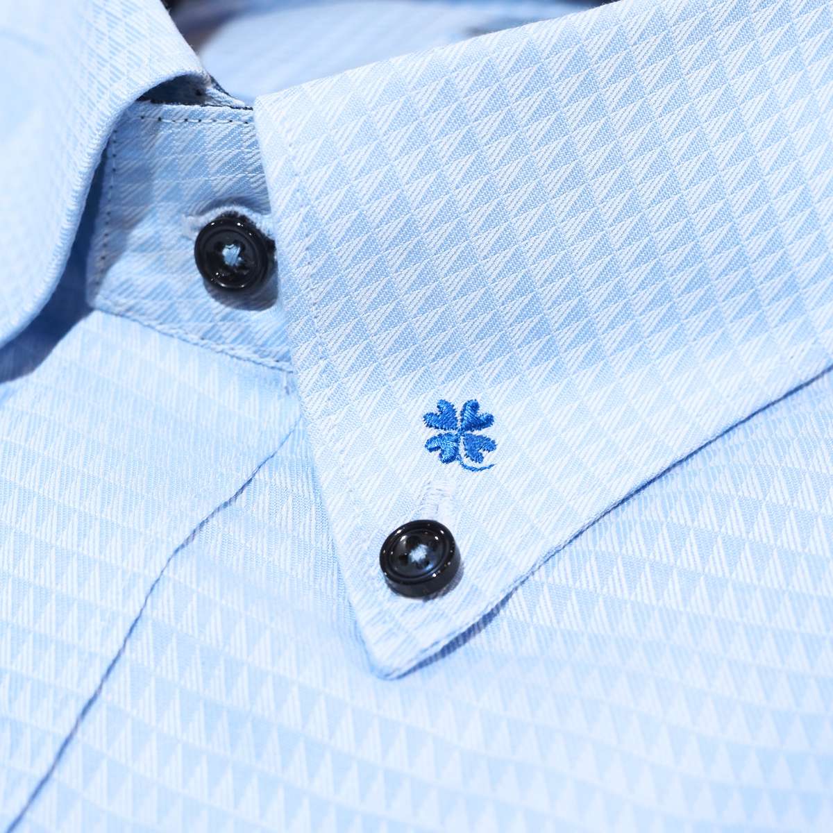 イージーケア衿ミニクローバー刺繍 半袖シャツ｜サックス・L