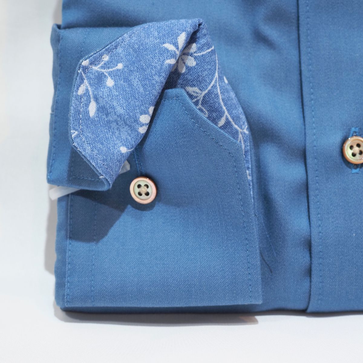左カフスフェザー刺繍 長袖デニムシャツ｜ブルー・LL