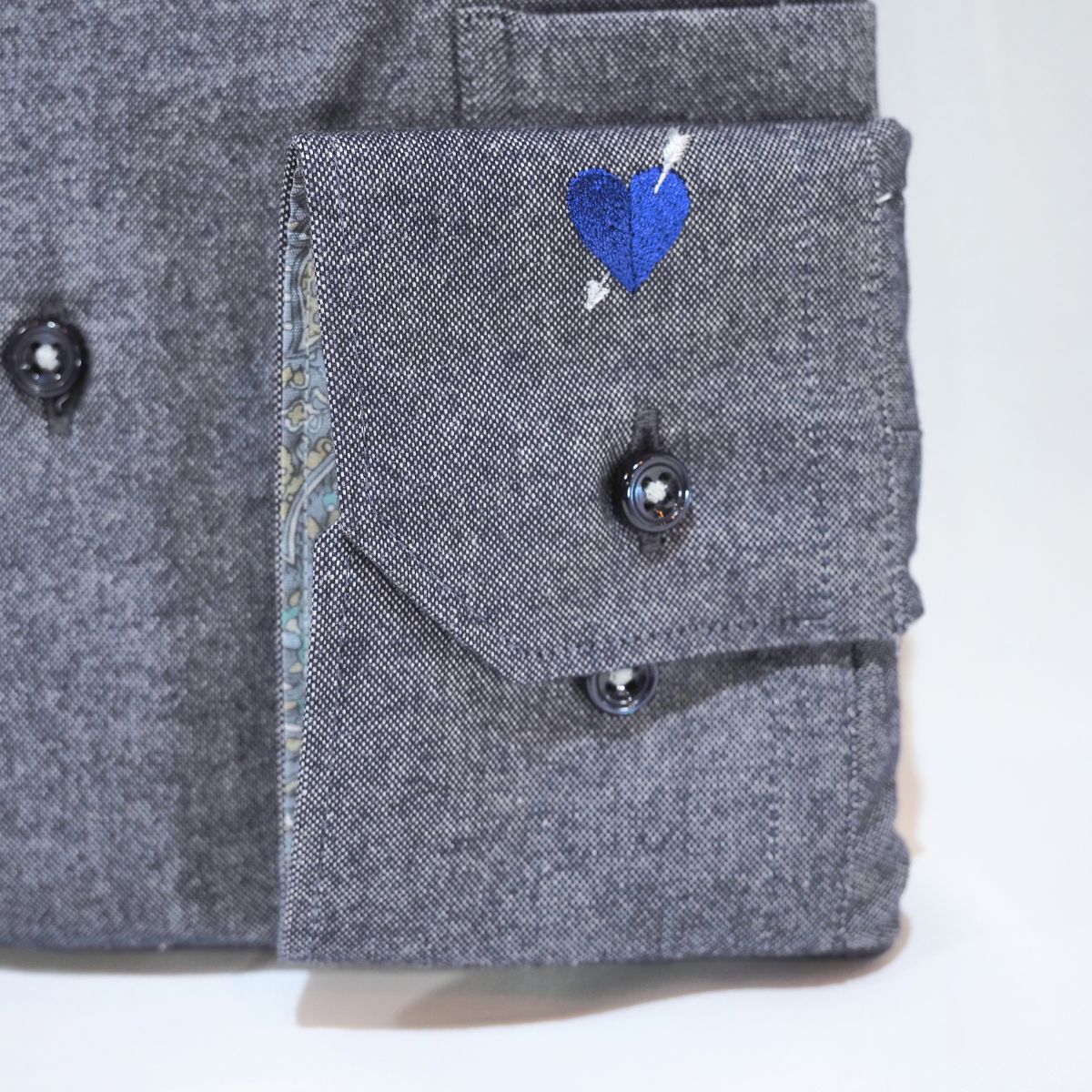 左カフスピアスハート刺繍 長袖シャツ｜チャコールグレー・LL