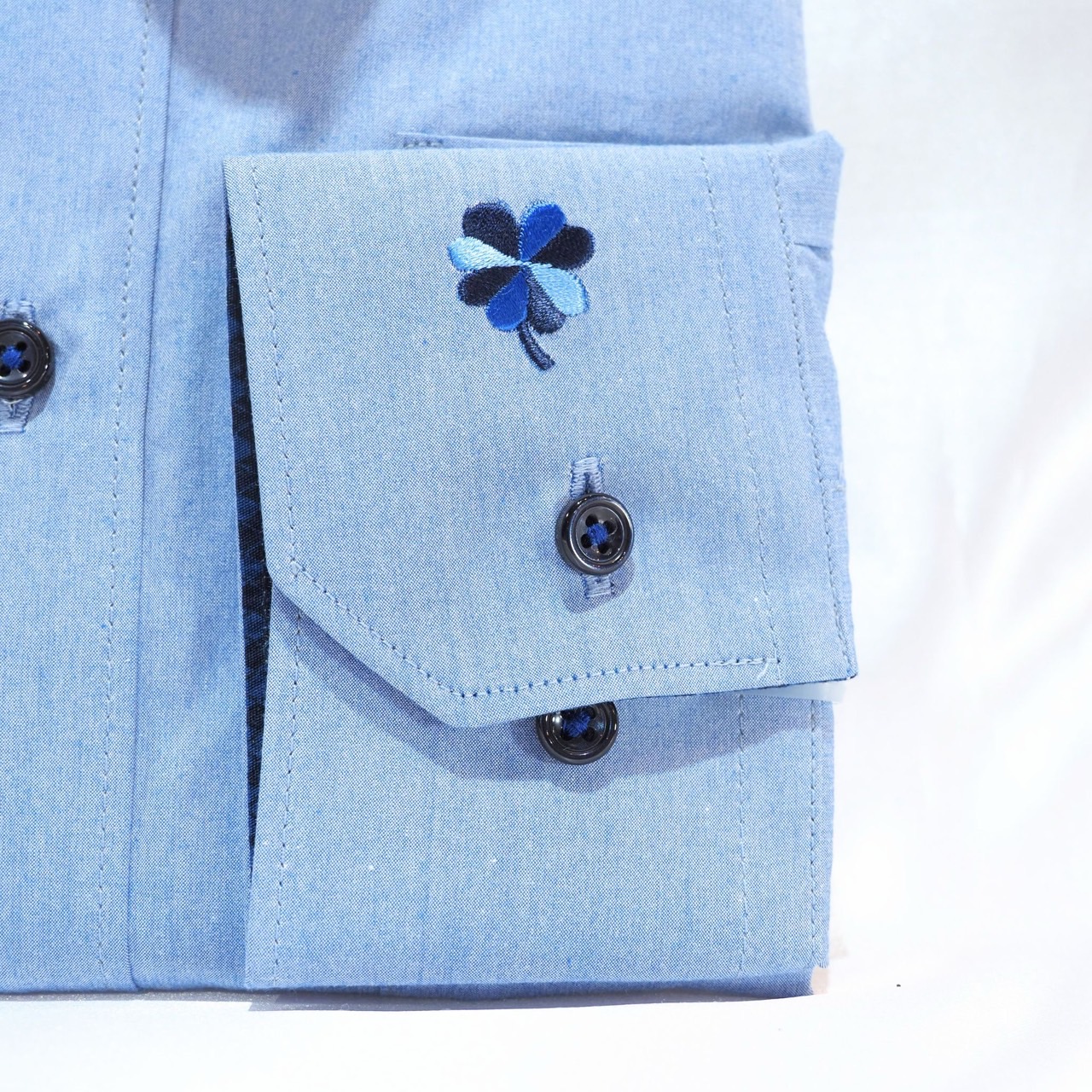 【長袖 L】左カフスクローバー刺繍シャツ