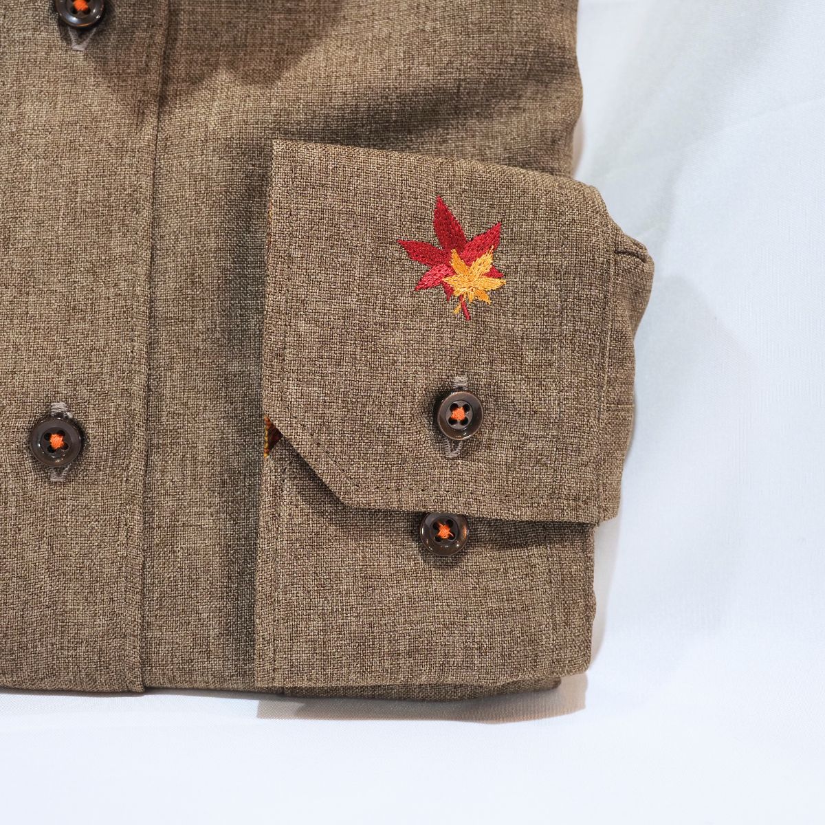 ノーアイロン メランジポリもみじ刺繍 カジュアル長袖シャツ｜ブラウン・L