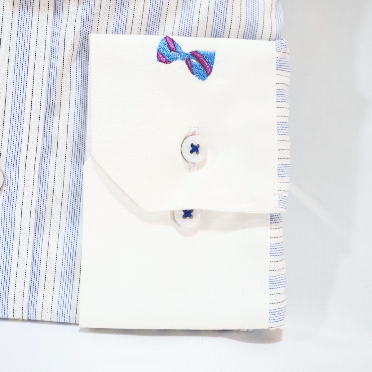 左カフス蝶ネクタイ刺繍 長袖シャツ｜白・L