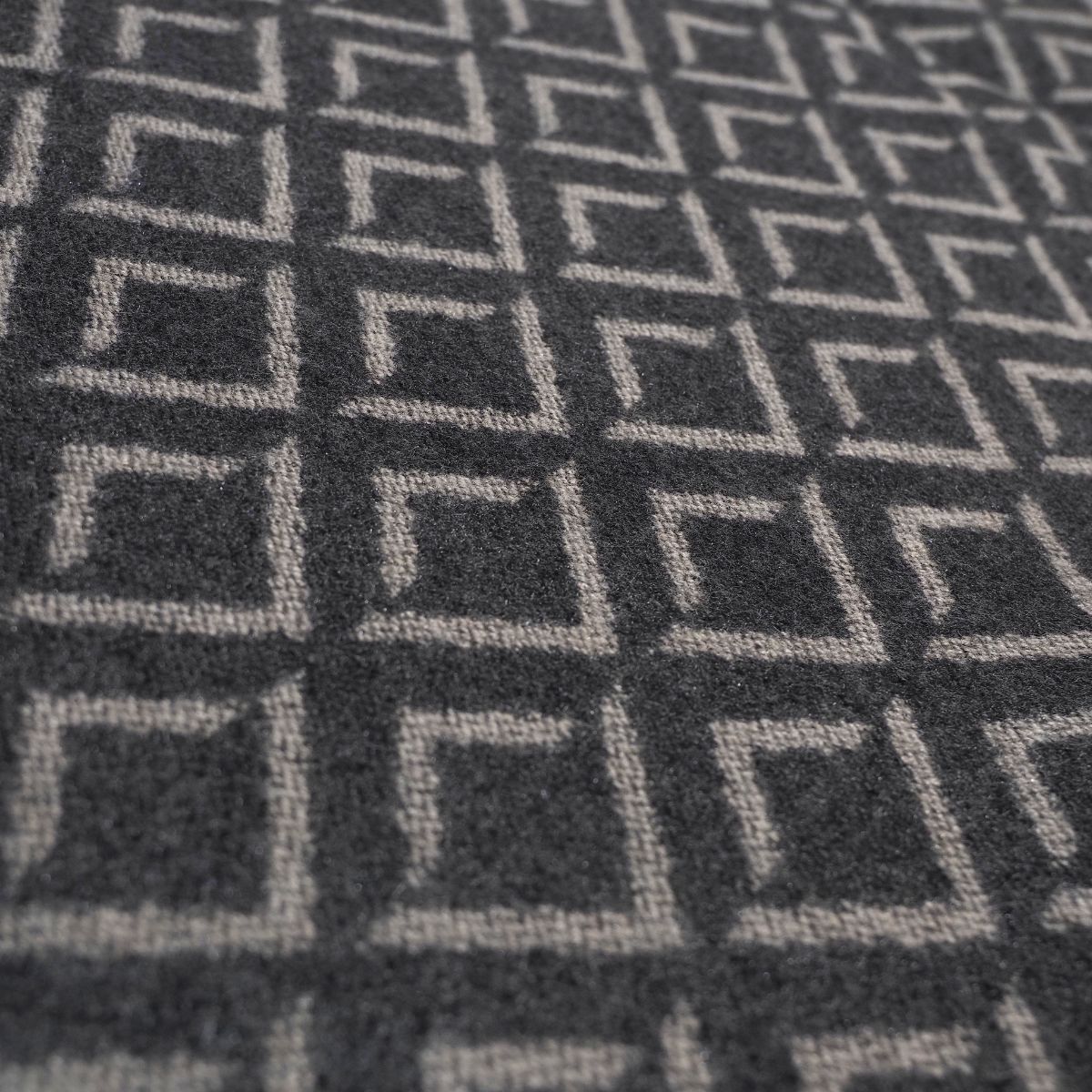 幾何スクエア柄マフラー｜グレー×ブラック
