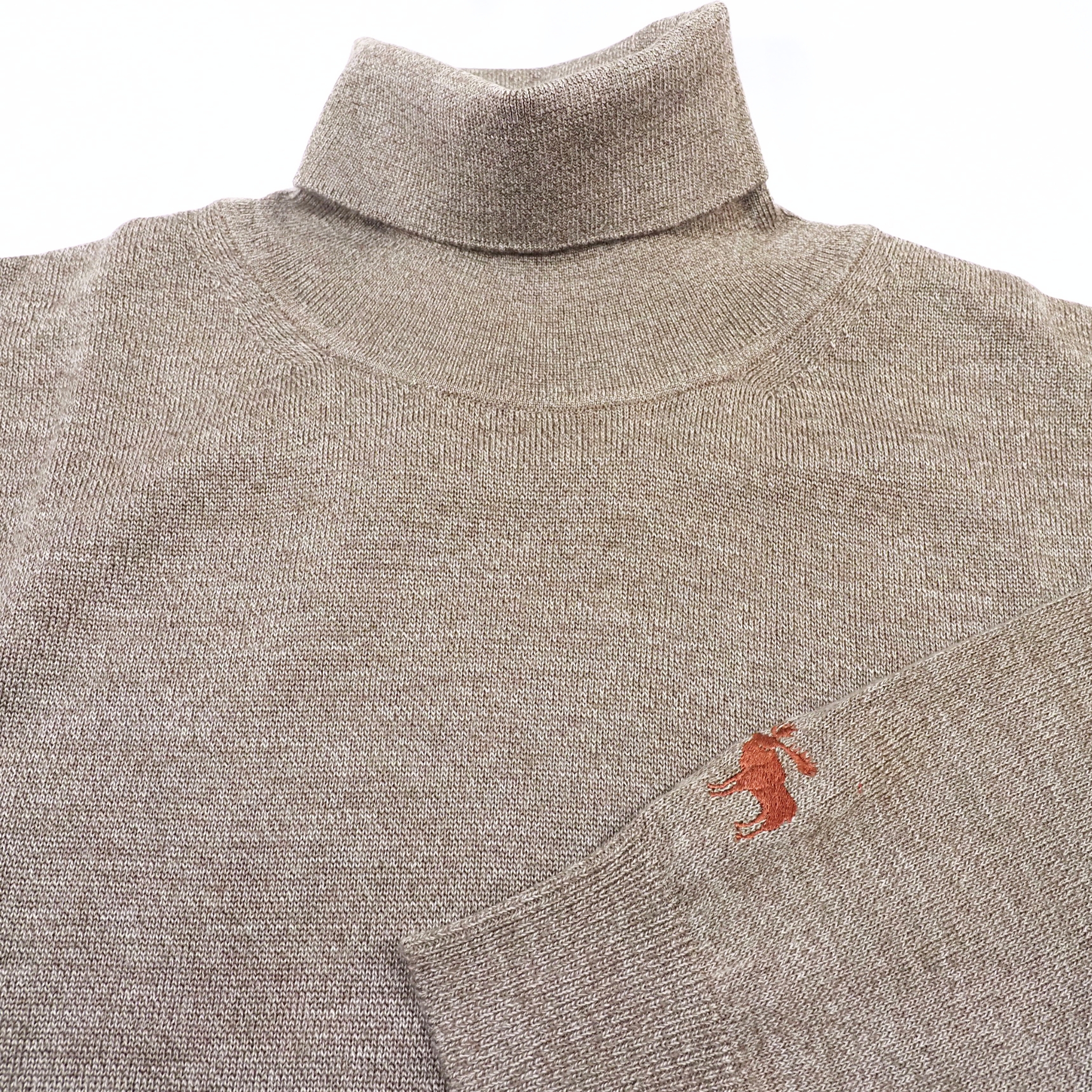 ヘラジカ刺繍 オリジナルタートルネックニット｜ベージュ・L