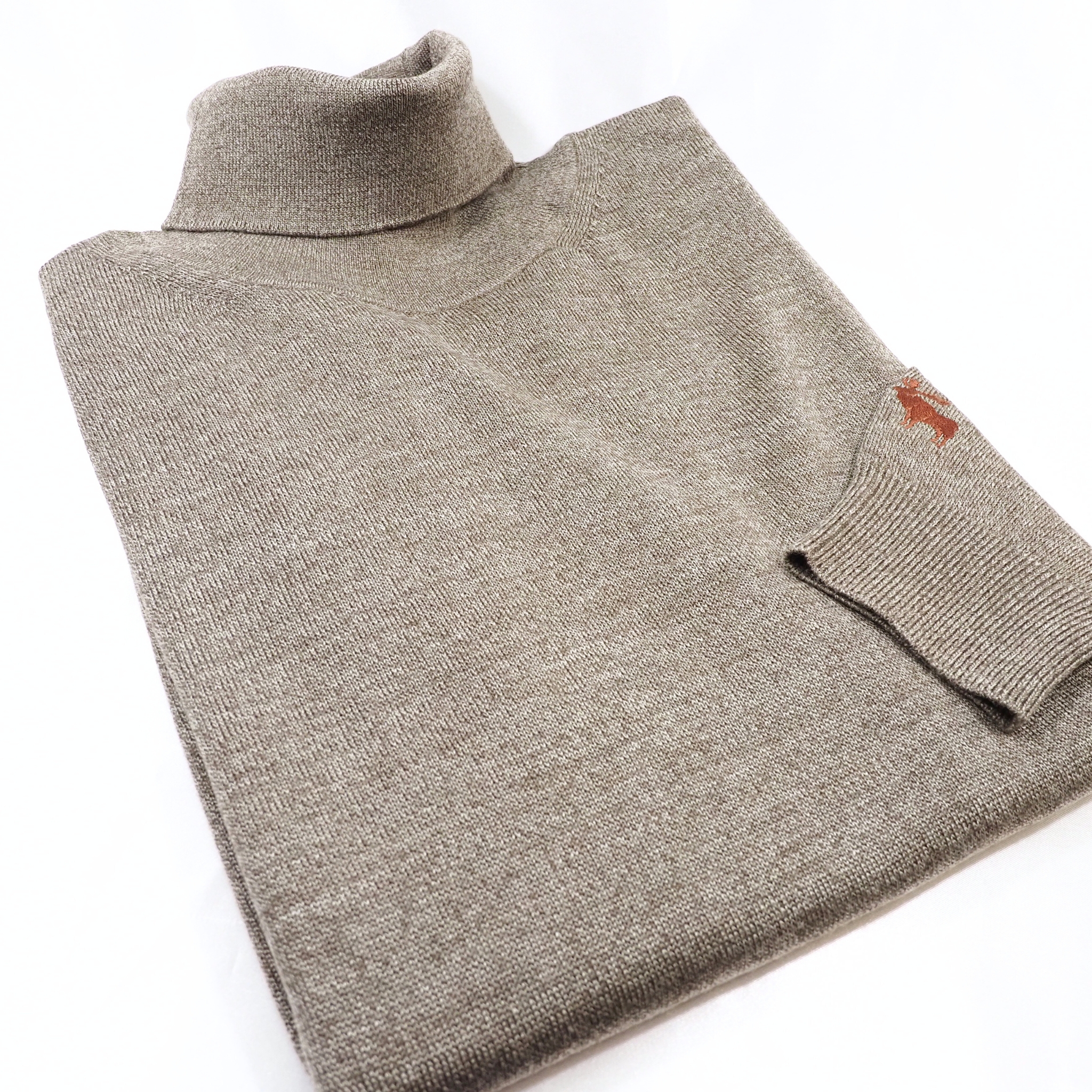 ヘラジカ刺繍 オリジナルタートルネックニット｜ベージュ・L