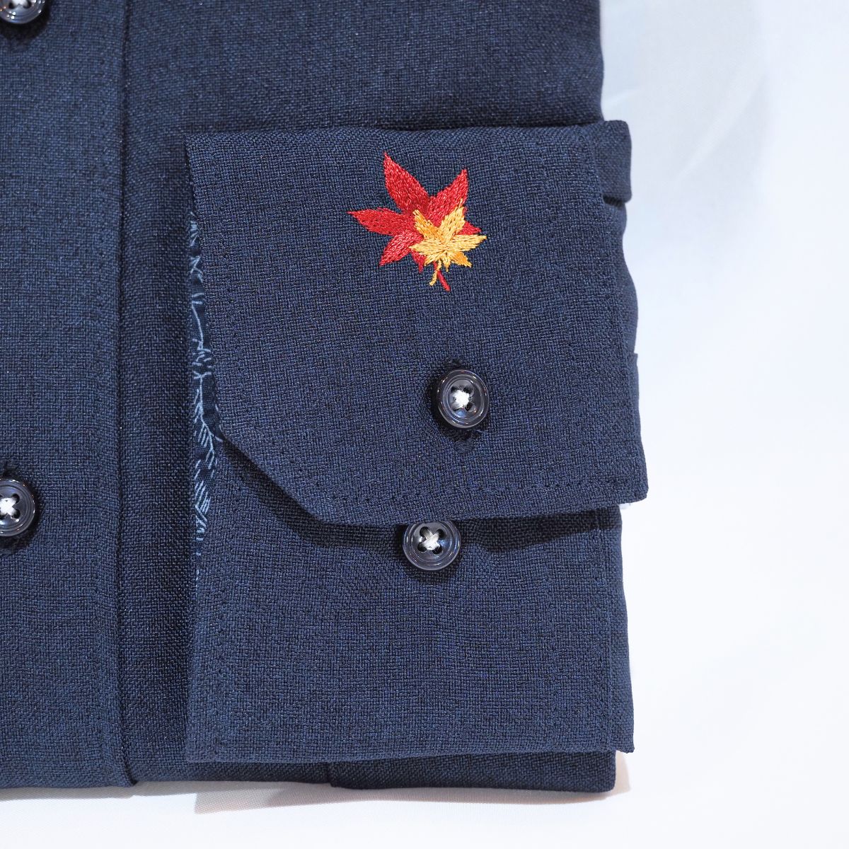 ノーアイロン メランジポリもみじ刺繍 カジュアル長袖シャツ｜ダークネイビー・L