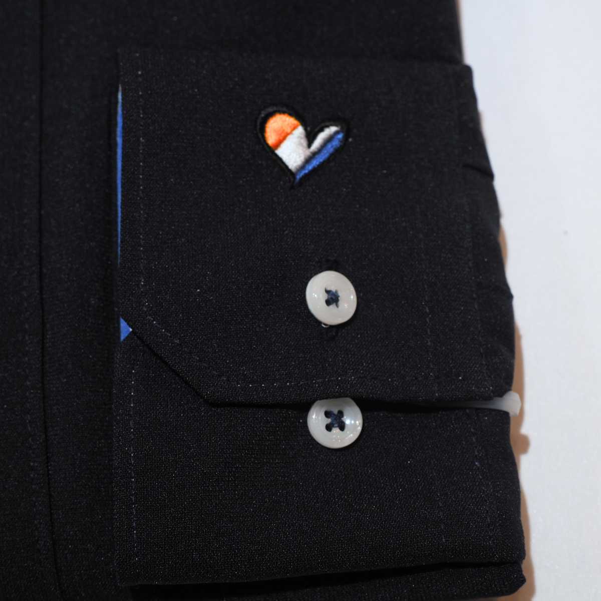 ノーアイロン メランジポリ フラッグハート刺繍 オフィスカジュアルシャツ｜ネイビー・3L
