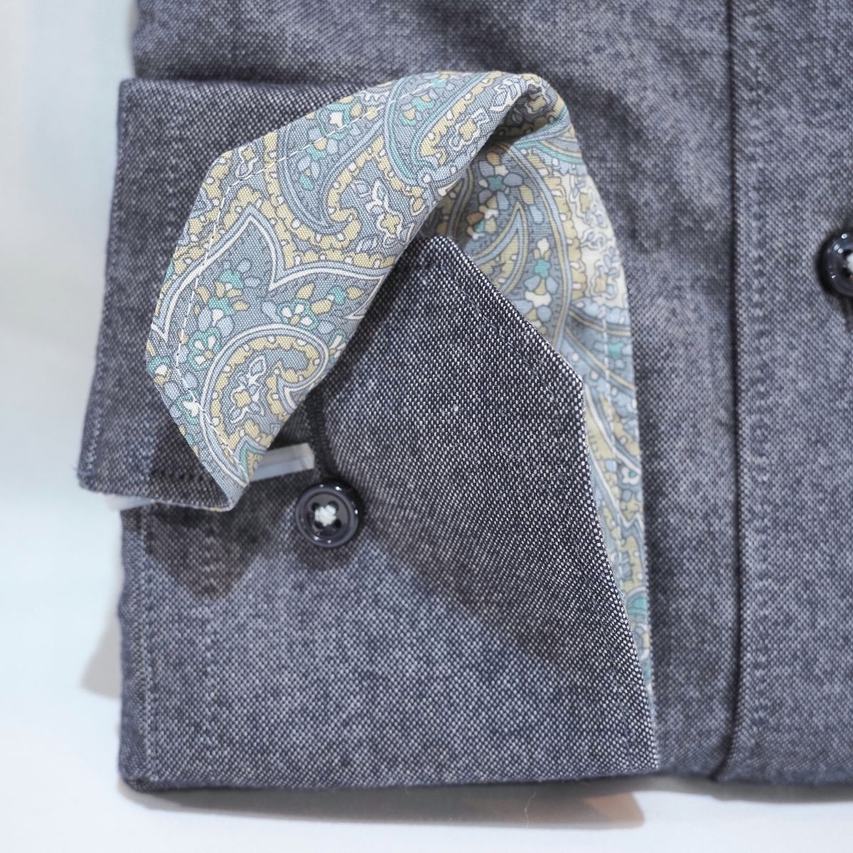 左カフスピアスハート刺繍 長袖シャツ｜チャコールグレー・LL