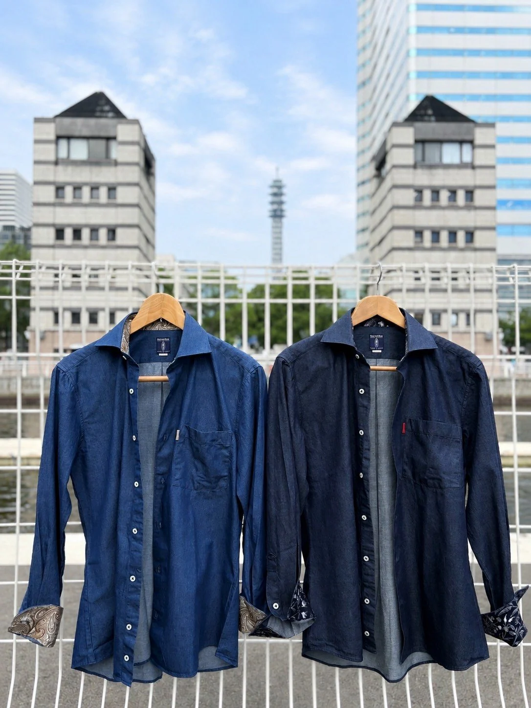 屋外に並べたブルーとネイビーのデニムシャツ