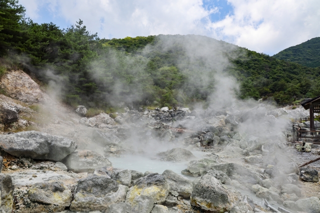 立ち上る湯けむりと雲仙地獄