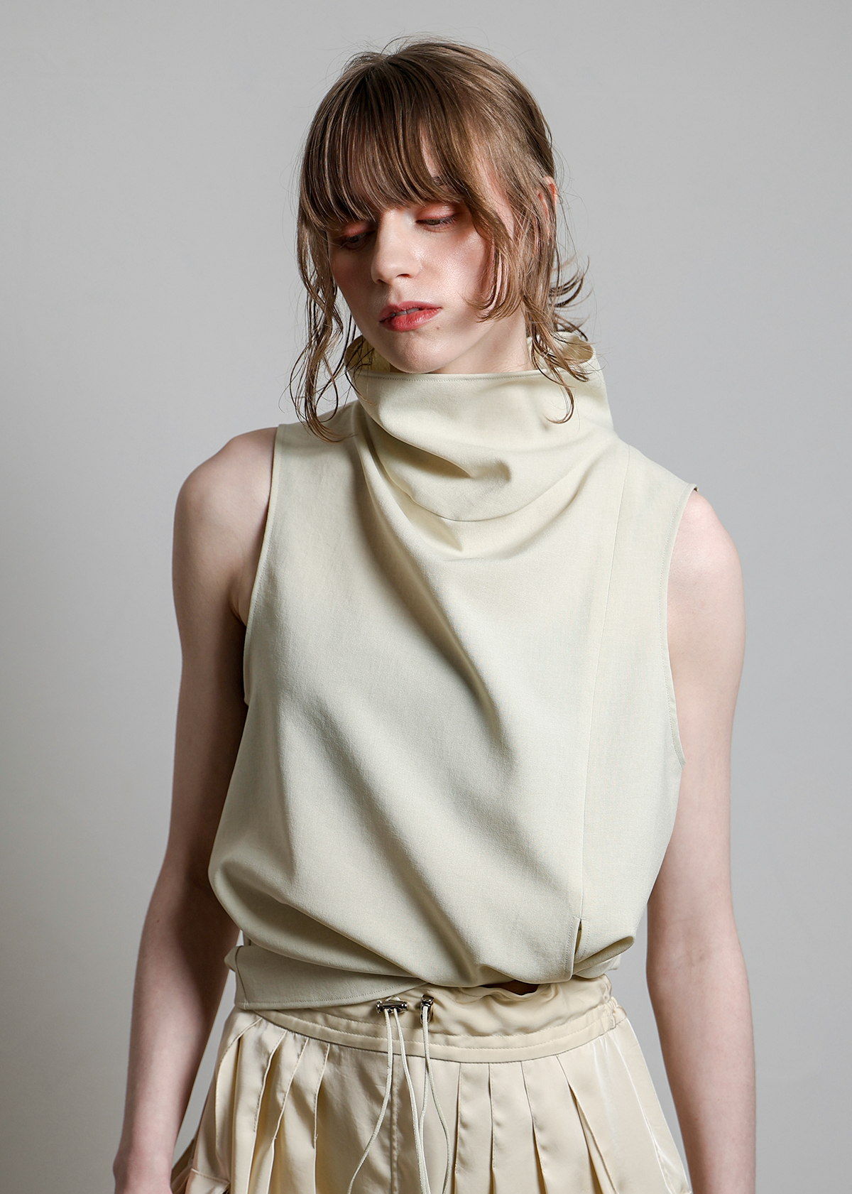 Matte Stretch High Neck NS Shirts サイズ: F, カラー: ベージュ