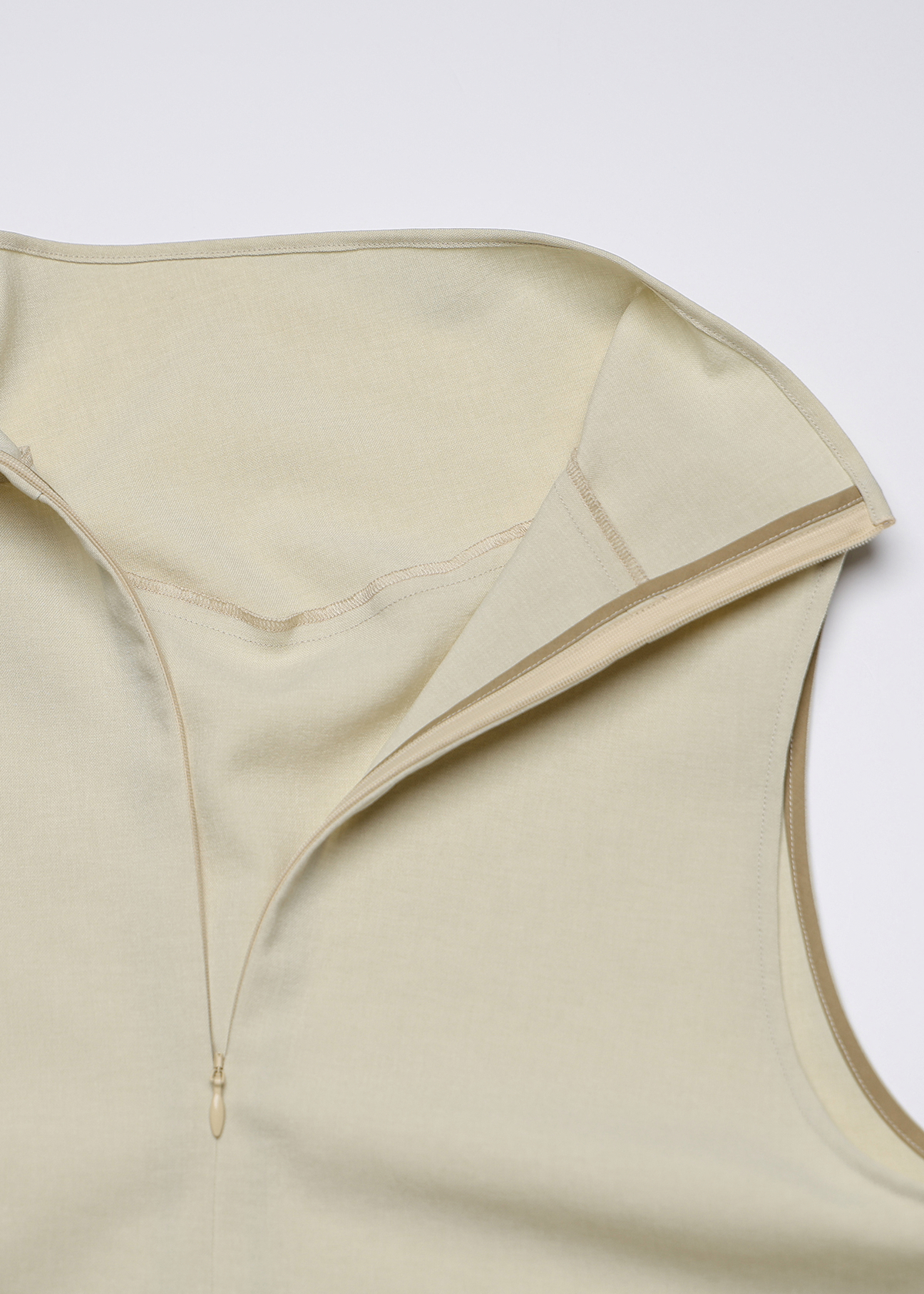 Matte Stretch High Neck NS Shirts サイズ: F, カラー: ベージュ