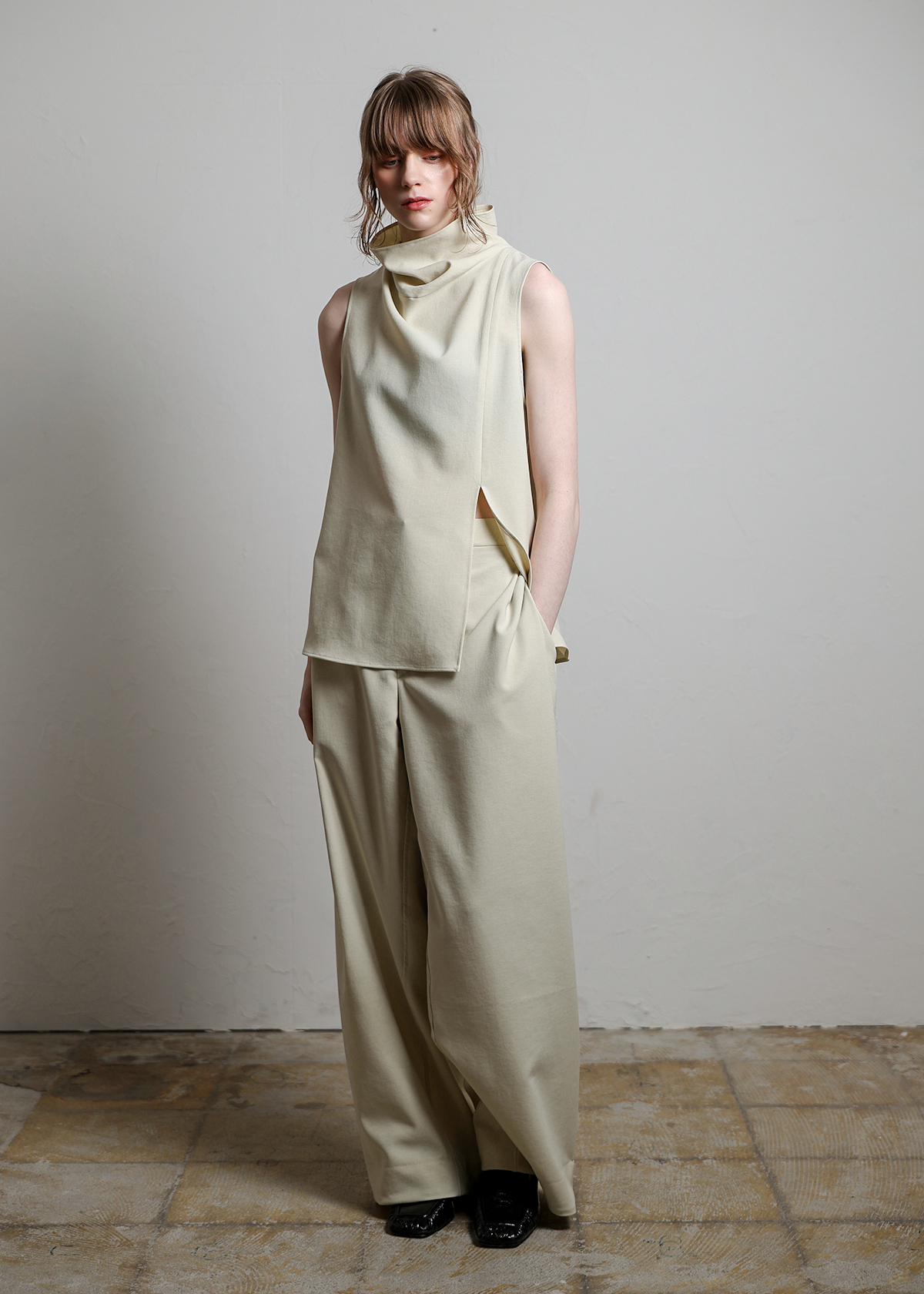 Matte Stretch High Neck NS Shirts サイズ: F, カラー: ベージュ