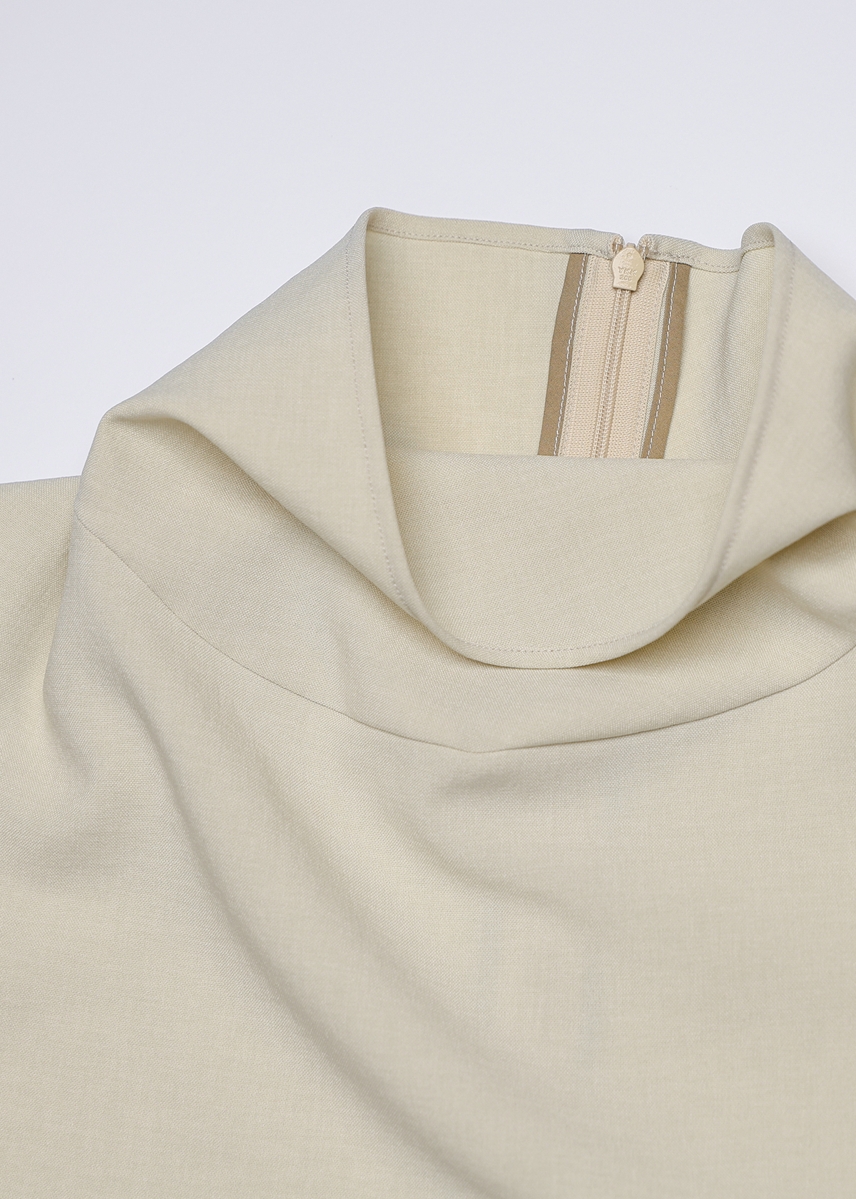 Matte Stretch High Neck NS Shirts サイズ: F, カラー: ベージュ