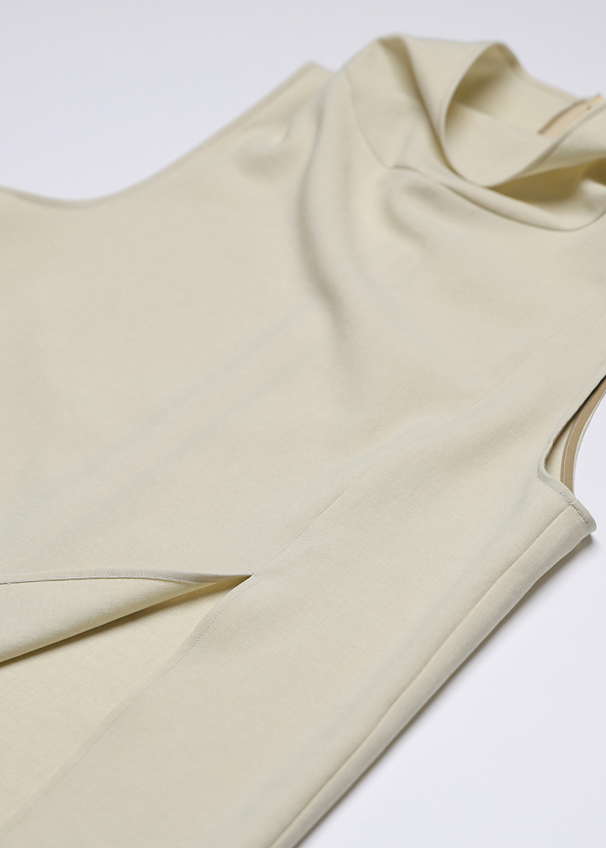 Matte Stretch High Neck NS Shirts サイズ: F, カラー: ベージュ