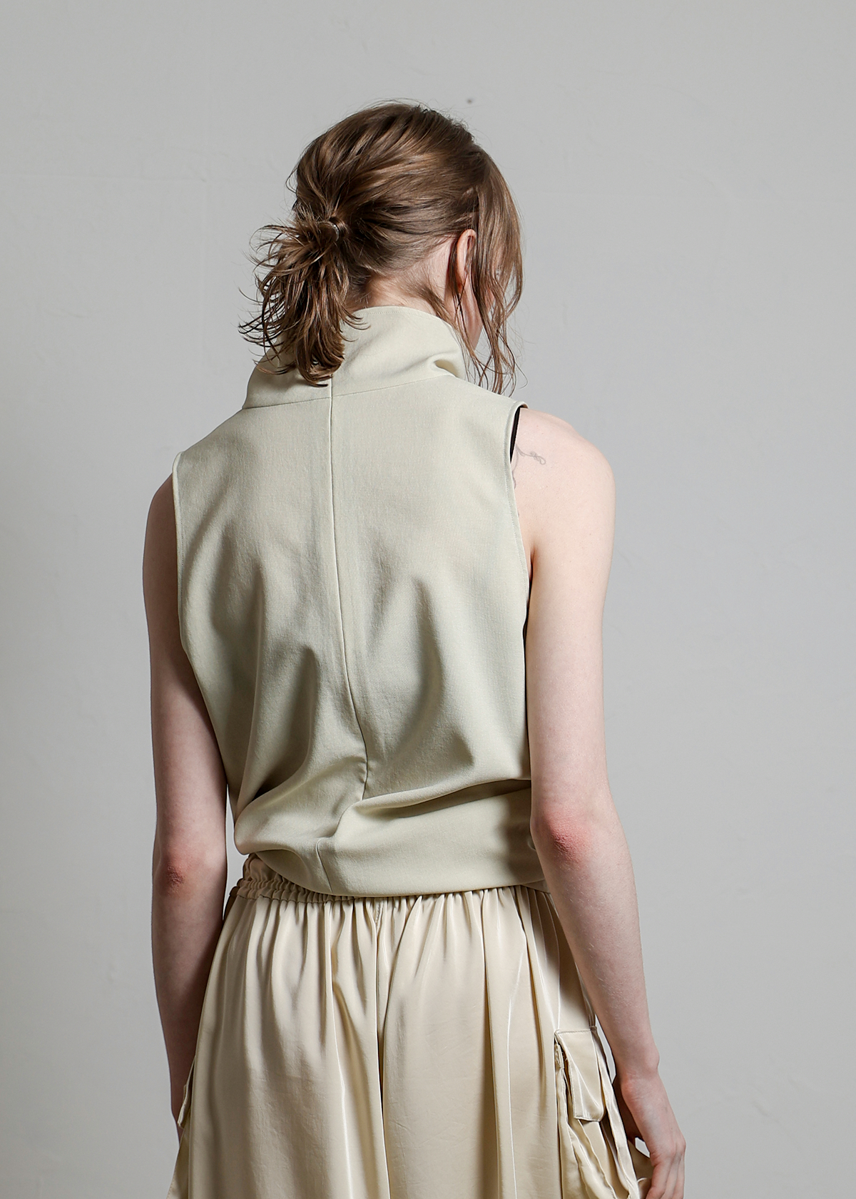 Matte Stretch High Neck NS Shirts サイズ: F, カラー: ベージュ