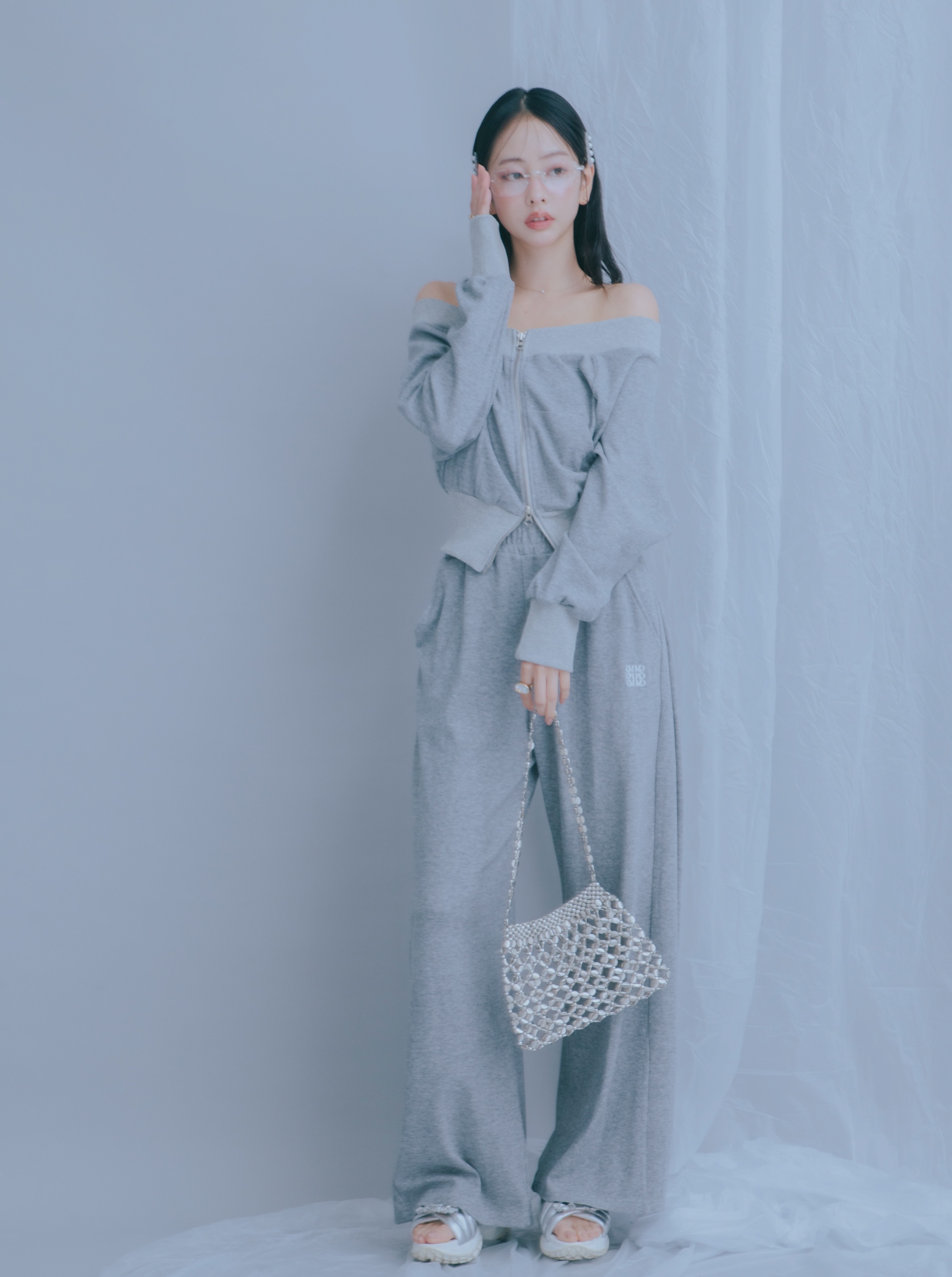 Off Shoulder Logo Set up