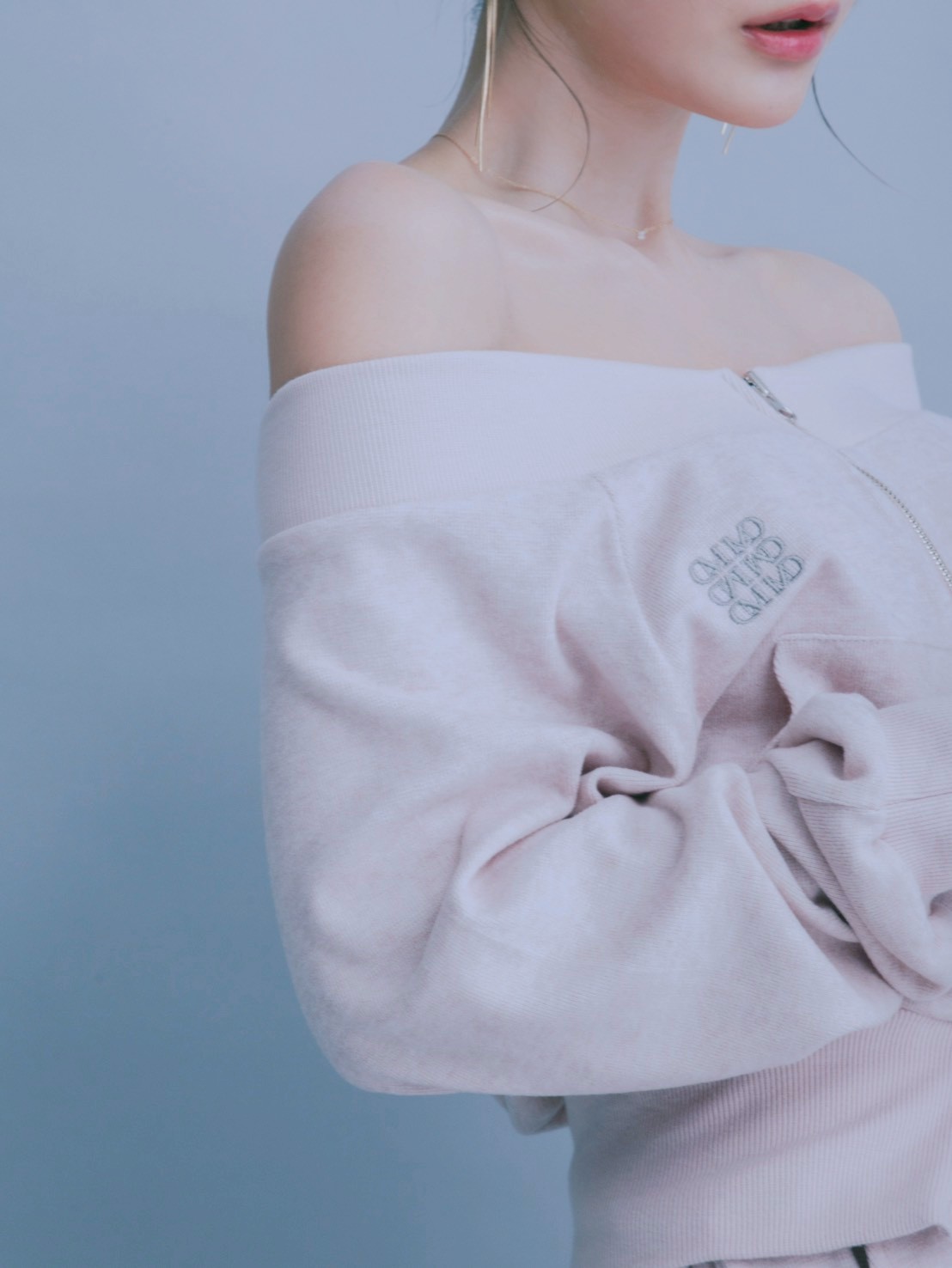 Off Shoulder Logo Set up