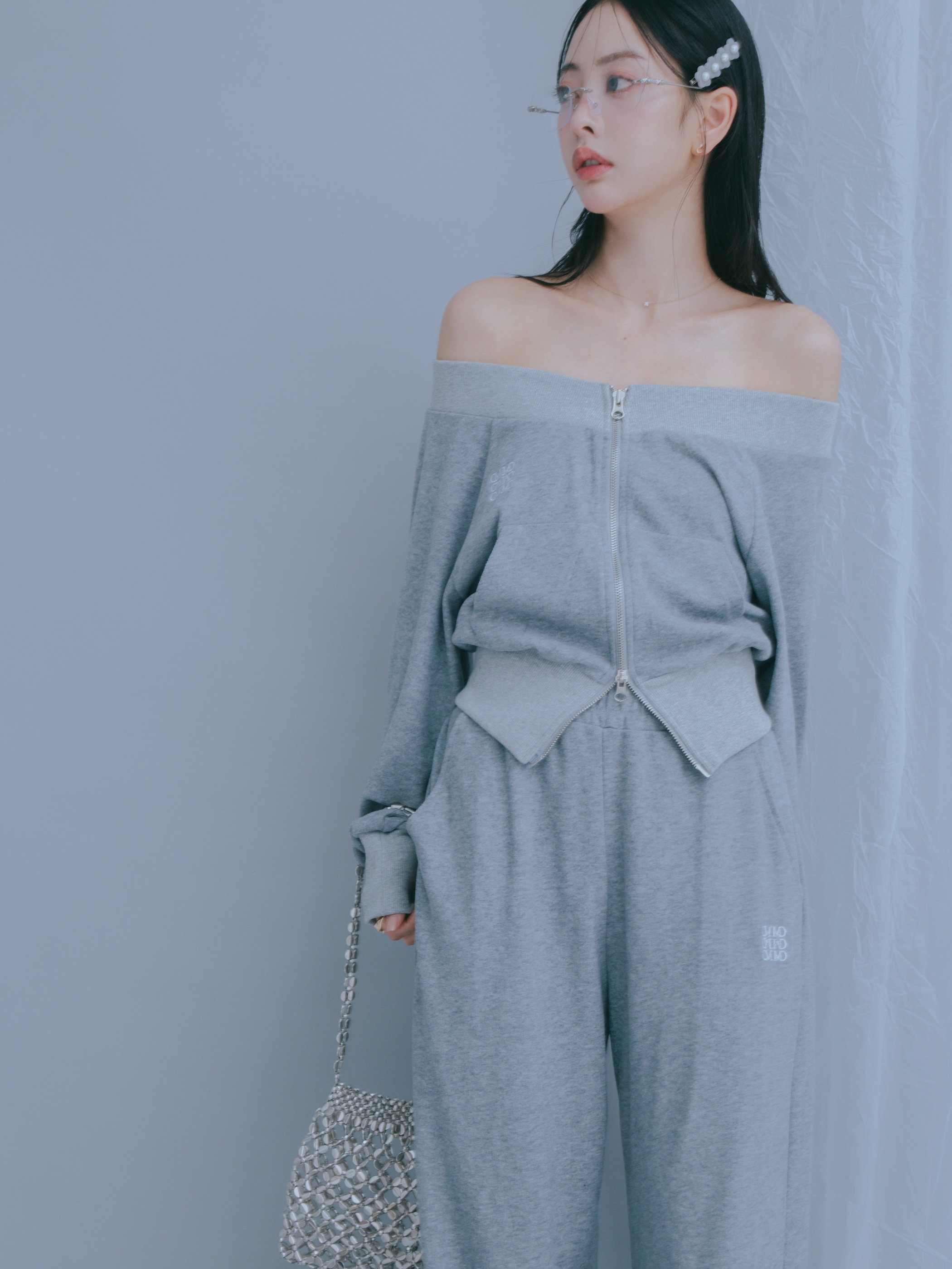 Off Shoulder Logo Set up