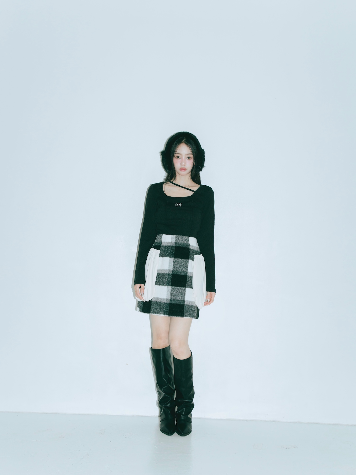 Asymmetry Hem Line Logo Tops