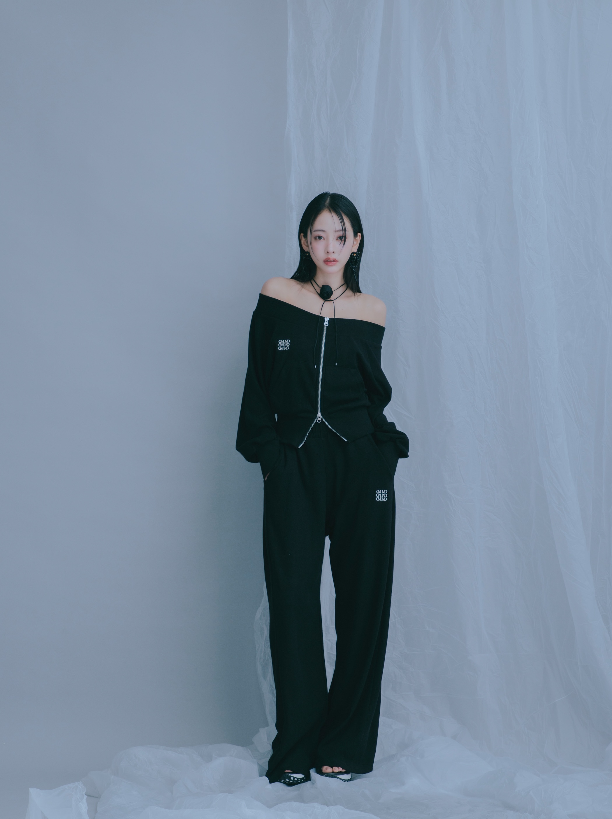 Off Shoulder Logo Set up