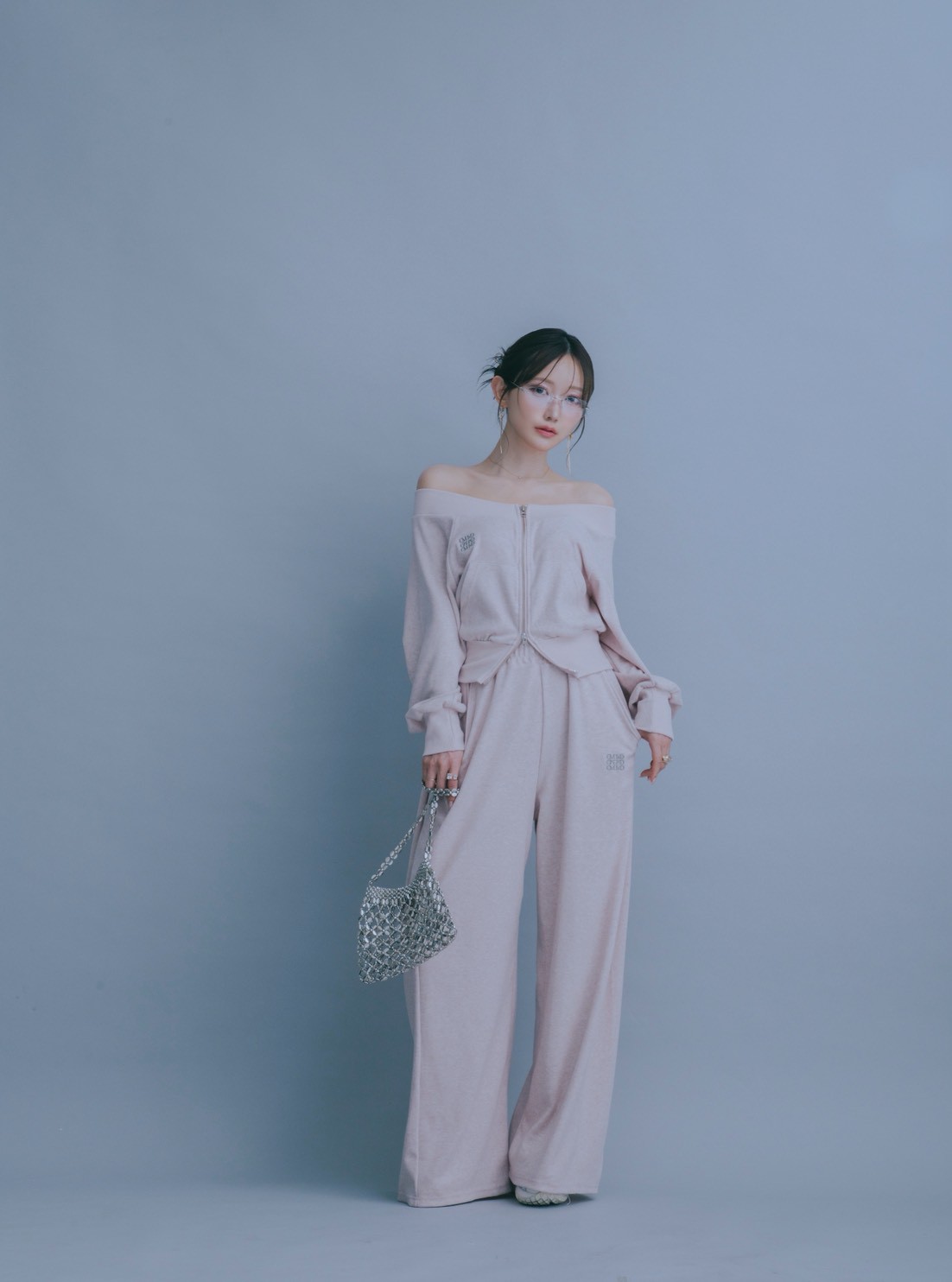 Off Shoulder Logo Set up