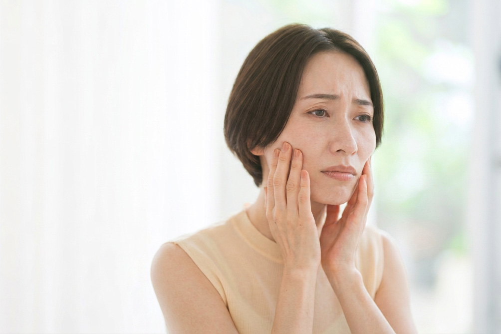 肌の乾燥やゆらぎに悩む女性のイメージ