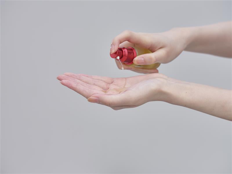 手のひらに適量（１〜２プッシュ程度）をとります。