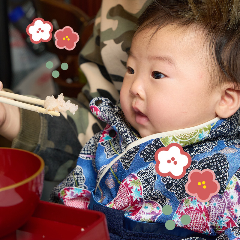 お食い初め儀式中の赤ちゃん