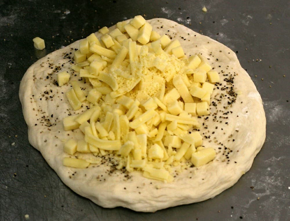 ブラックペッパーチーズ カットサイズ: ノーカットで１個