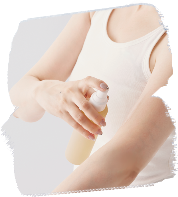ボディエッセンスを腕に吹きかける使用イメージ