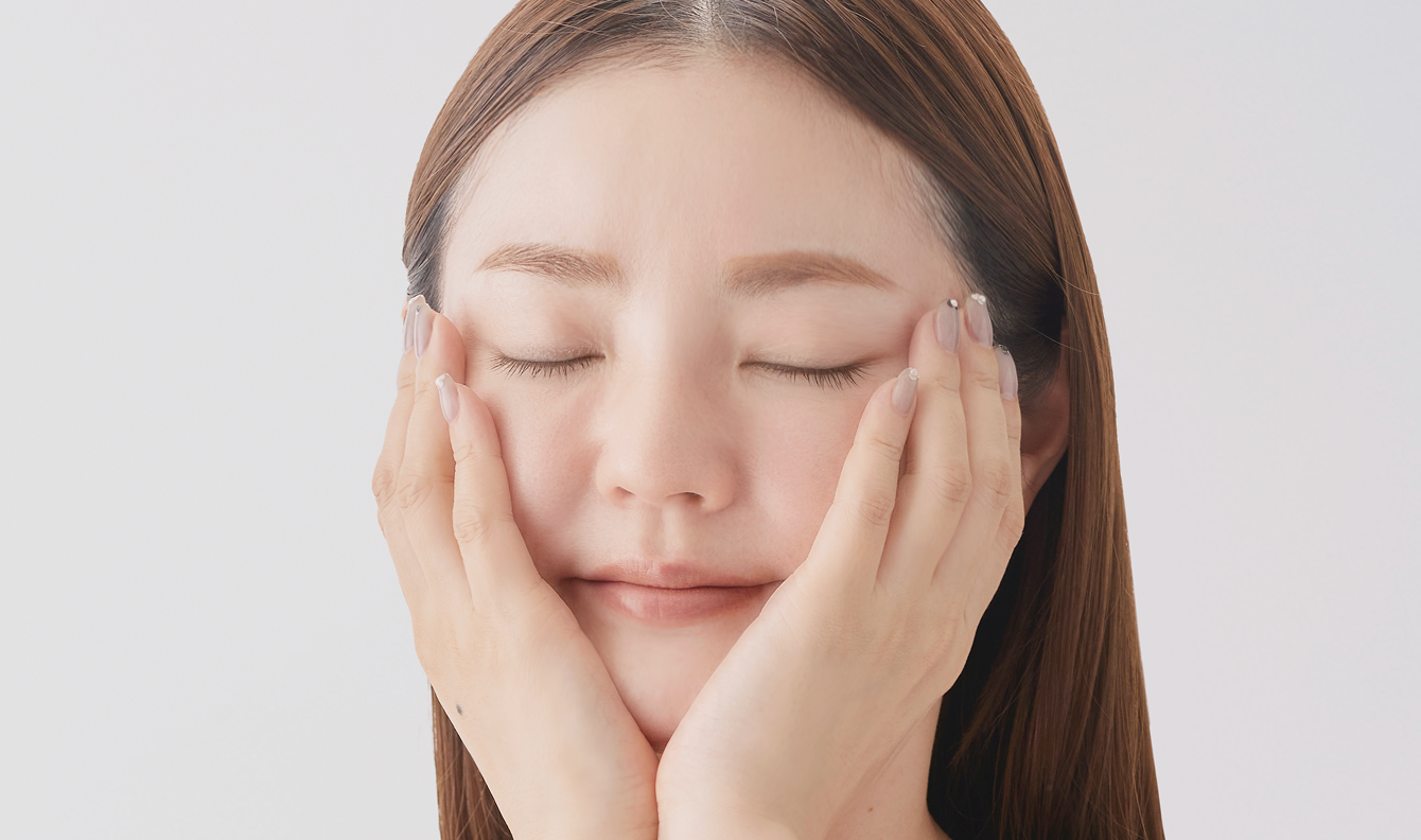 イノセンスオイルを顔になじませる使用イメージ