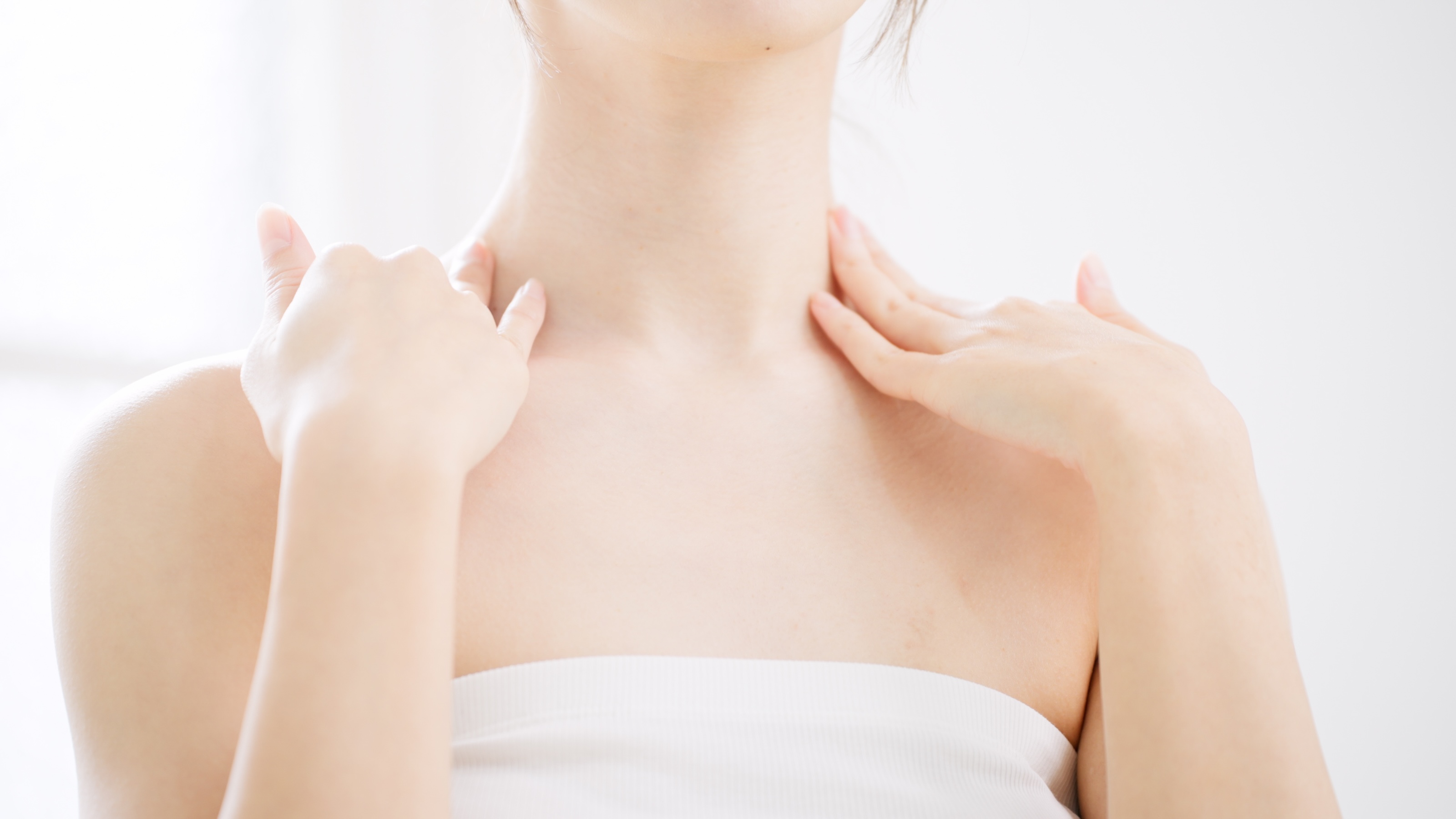首をマッサージする女性の画像
