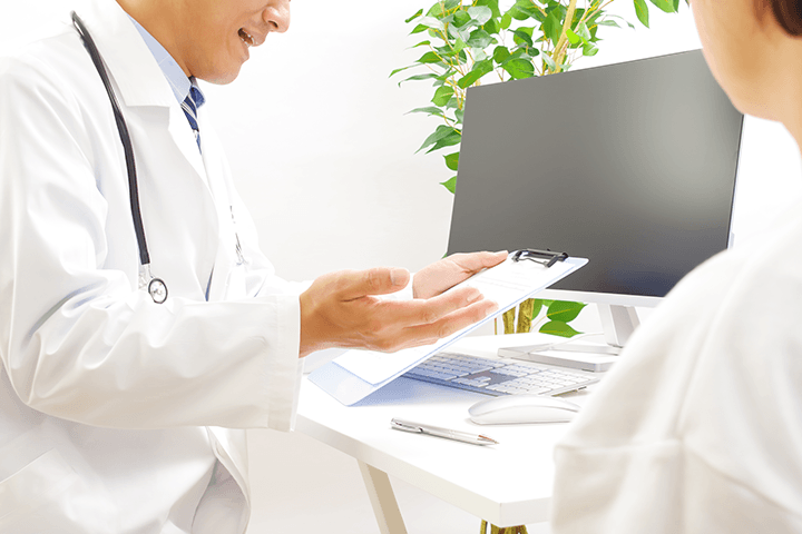 赤ら顔で皮膚科に行くべき症状・受診の目安