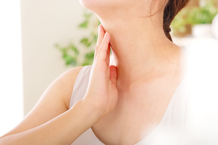 首の乾燥と赤みはなぜ起こる？