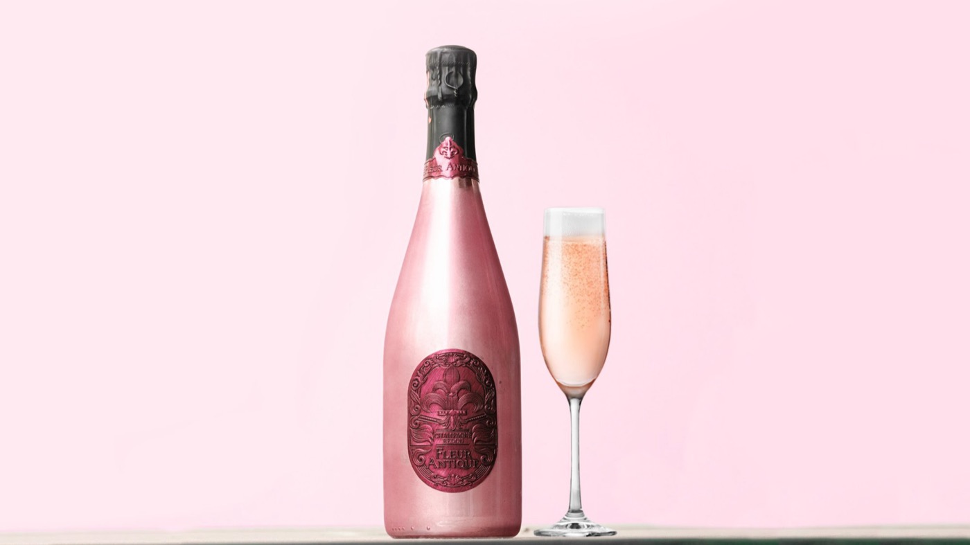 ROSE のボトルとグラス