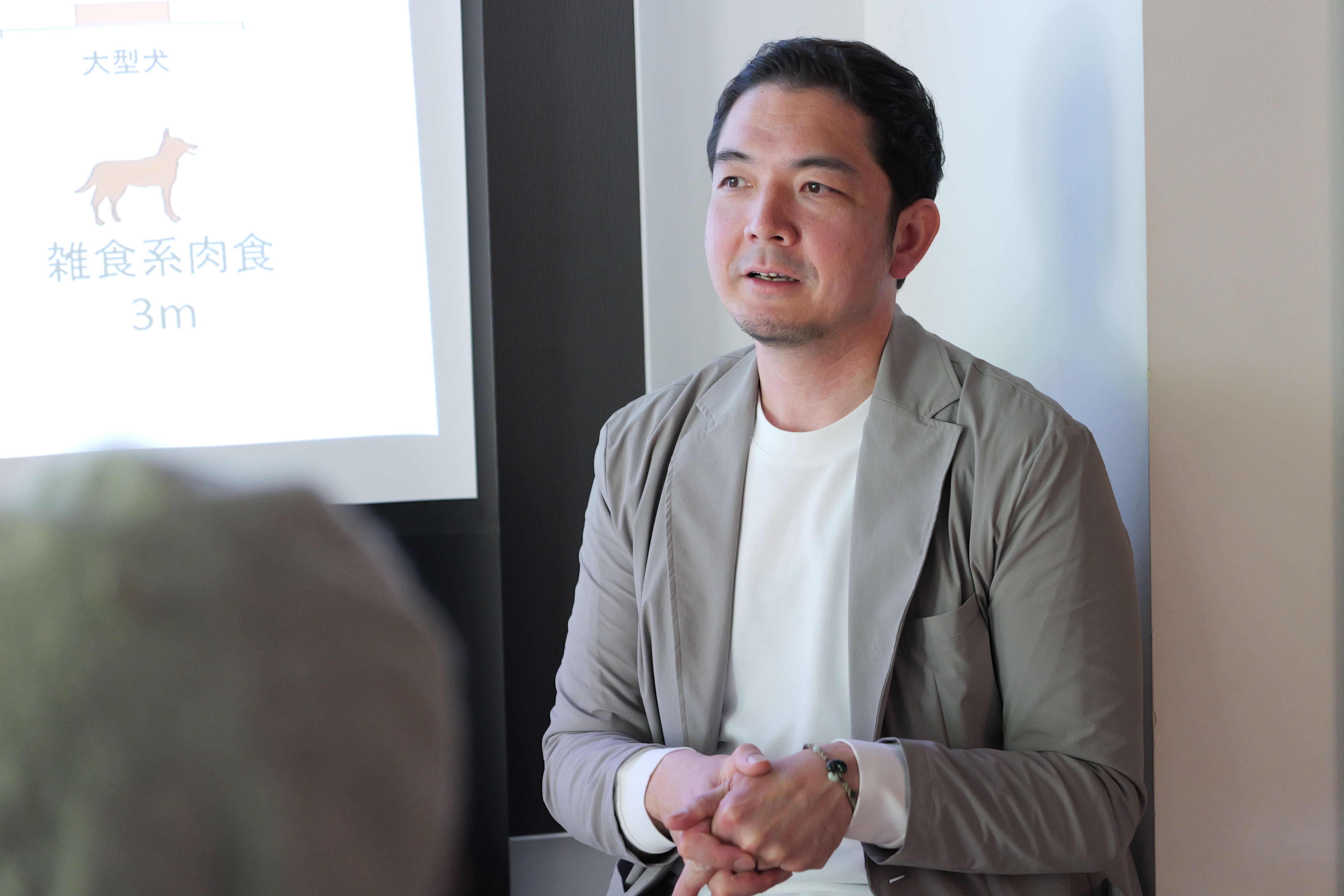 REBALANCE MILKトークショーで登壇する上野剛さん