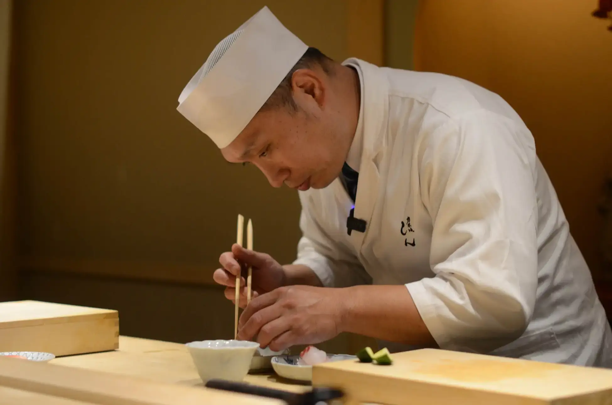 料理を準備する乃木坂しん・石田シェフ