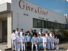 Give&Giveの自社工場で働くスタッフ