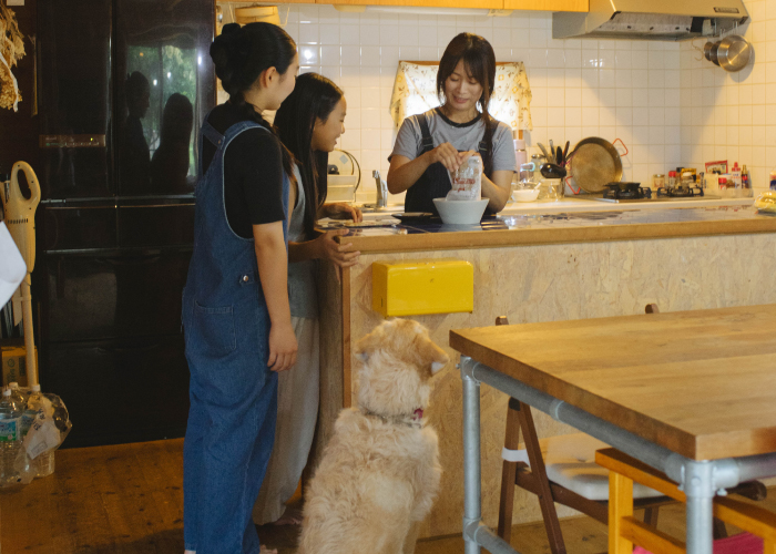Peton(ペトン)を食べているワンちゃんと、その様子を見ているご家族04