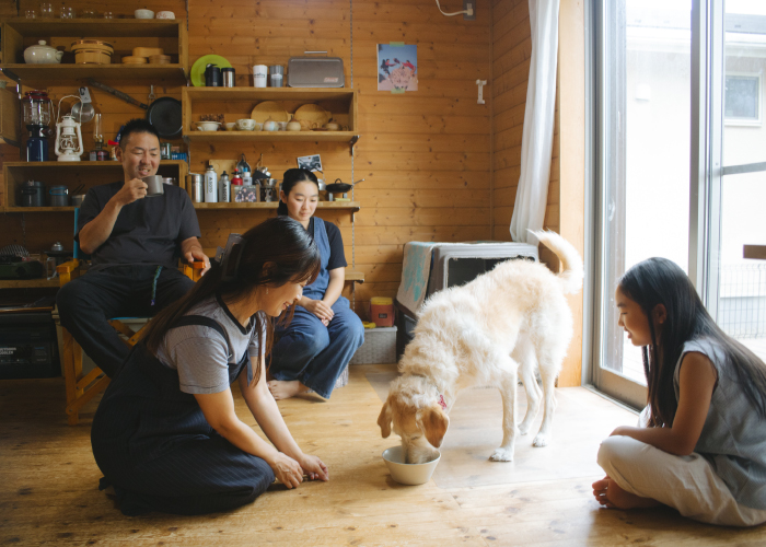 Peton(ペトン)を食べているワンちゃんと、その様子を見ているご家族01