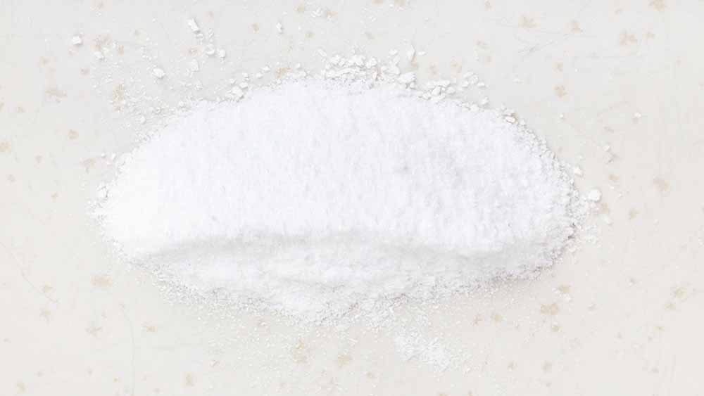 着色料や保存料などの人工添加物をイメージした白い粉末